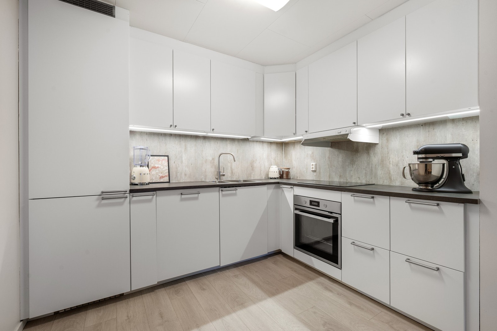 Alt av hvitevarer er integrert og medfølger, dette inkluderer stekeovn, koketopp, oppvaskmaskin samt kjøle/fryseskap Galleribilde