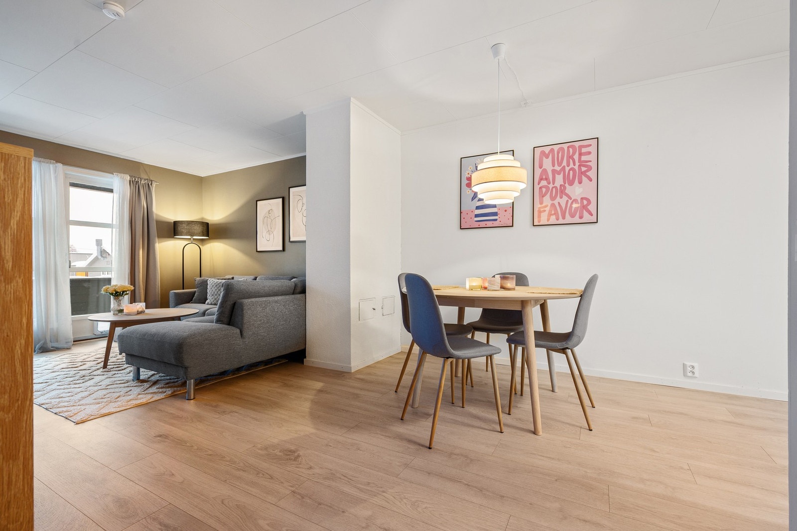 Naturlig skille mellom sofagruppe og spisestue Galleribilde