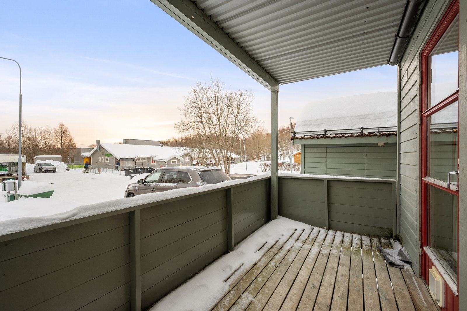 Veranda med takoverbygg og plass til utemøbler Galleribilde