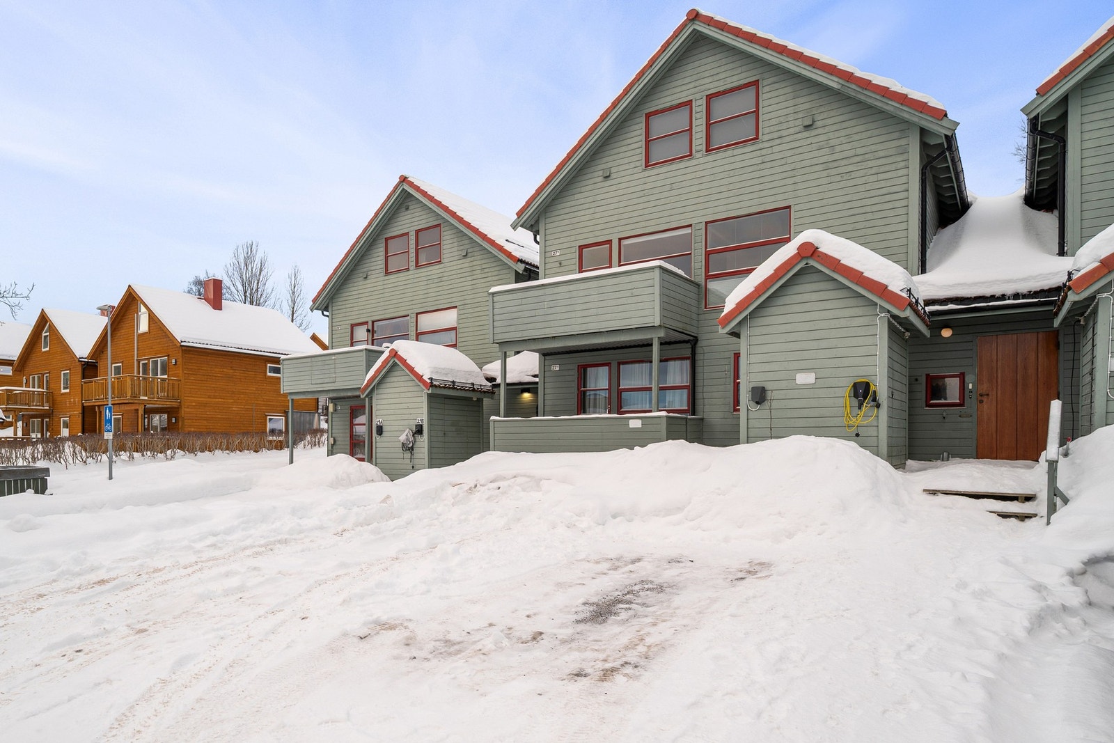 Parkering i front av leiligheten med elbil-lader montert Galleribilde