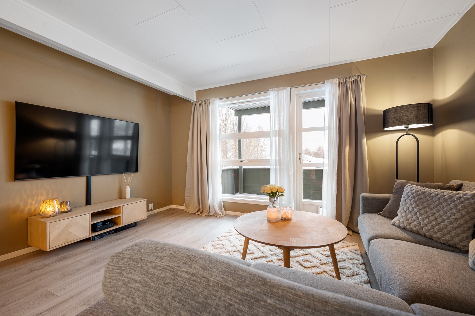 Leiligheten ligger på bakkeplan med enkel adkomst og har tilhørende veranda med utgang fra stue Galleribilde