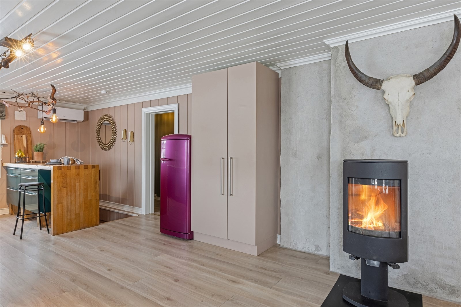 Godt med skap - og benkeplass på kjøkkenet.
RÅSA SMEG, blir med eier på ferden videre! Galleribilde