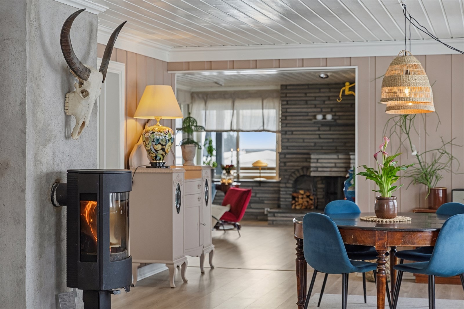 En nyere peisovn er montert ved spisestua, noe som skaper en hyggelig atmosfære. Galleribilde