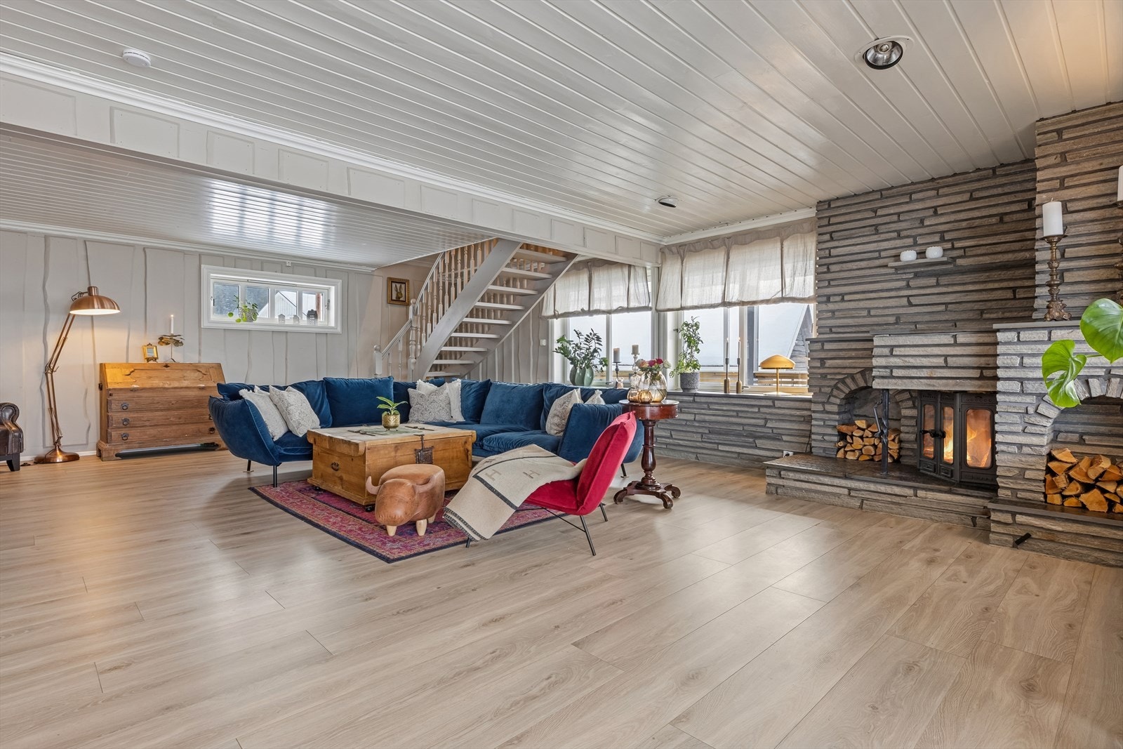 Boligen inneholder bl.a entre, gang, bod, bad, 4 soverom, pent kjøkken, stor stue.
I u.etg. finner man vaskerom, boder, samt 2 disp.rom. Galleribilde