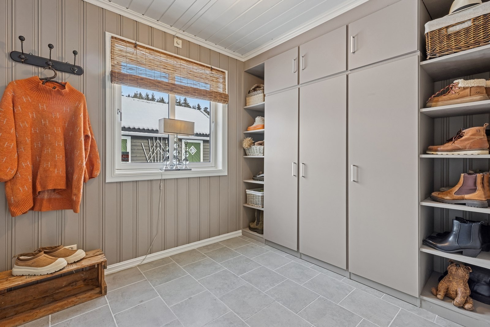 Romslig gang, med god plass til yttertøy - og sko. Galleribilde