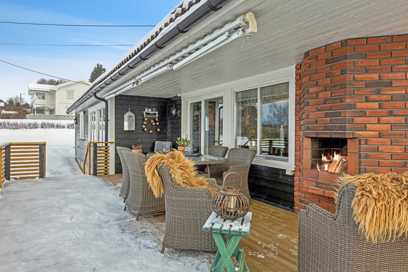 Romslig terrasse med utgang fra stuen. Galleribilde