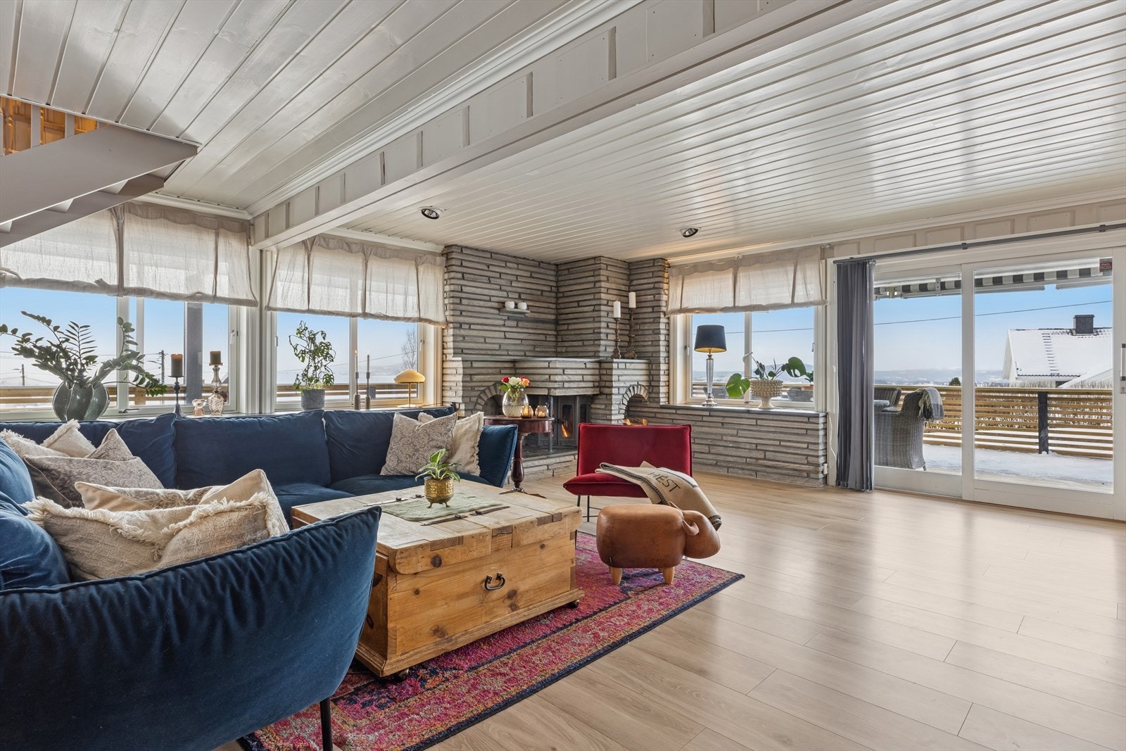 Romslig stue med store vindusflater som gir deg en fantastisk utsikt utover vakre Hadeland. Galleribilde