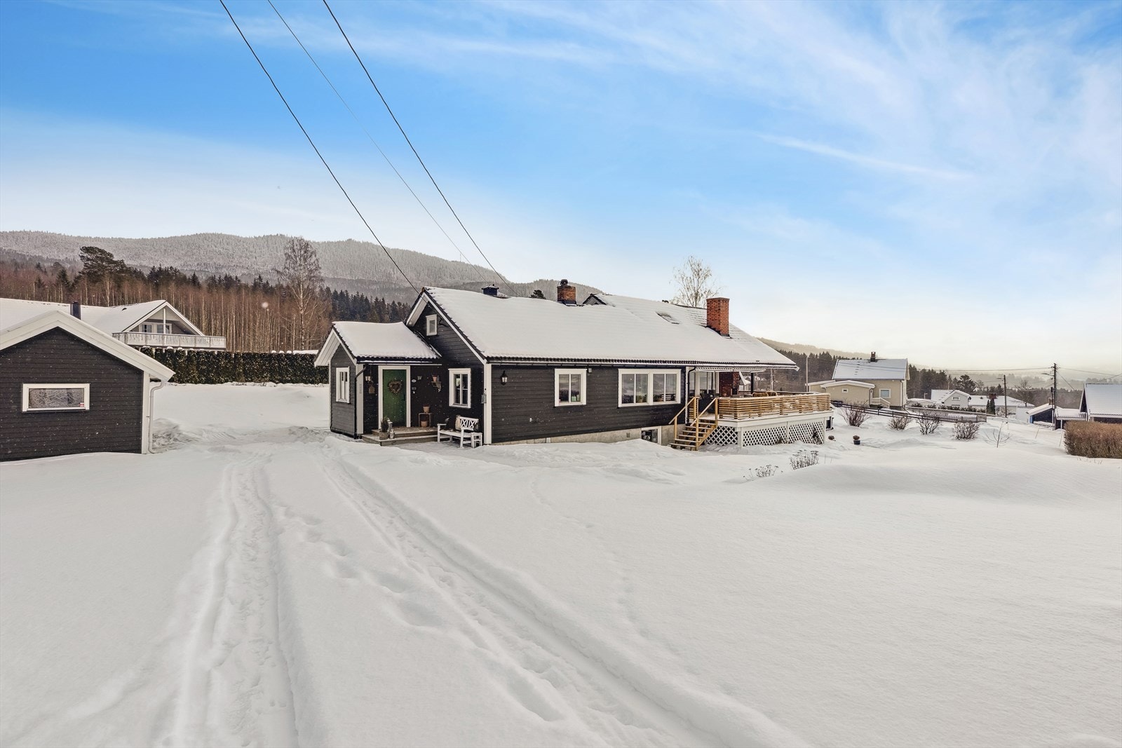 Stor og flat tomt, gjør eiendommen både barnevennlig og bruksvennlig. Galleribilde