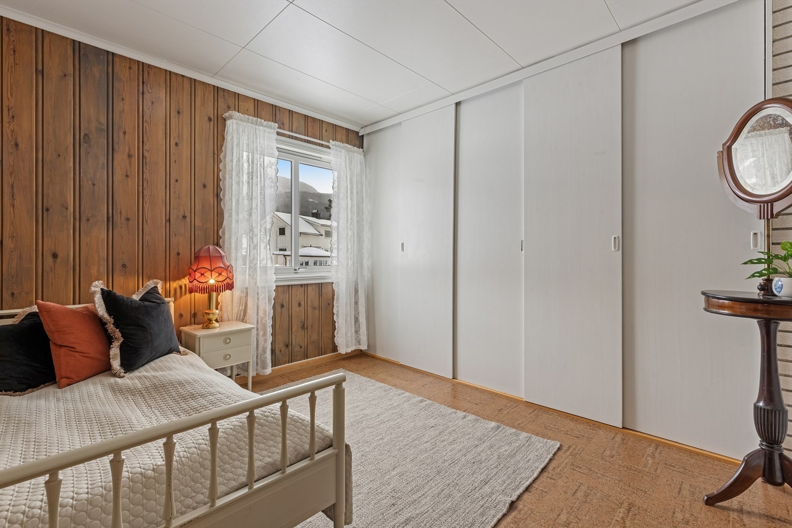 Soverom 1, med romslig garderobe innfelt i veggen. Galleribilde