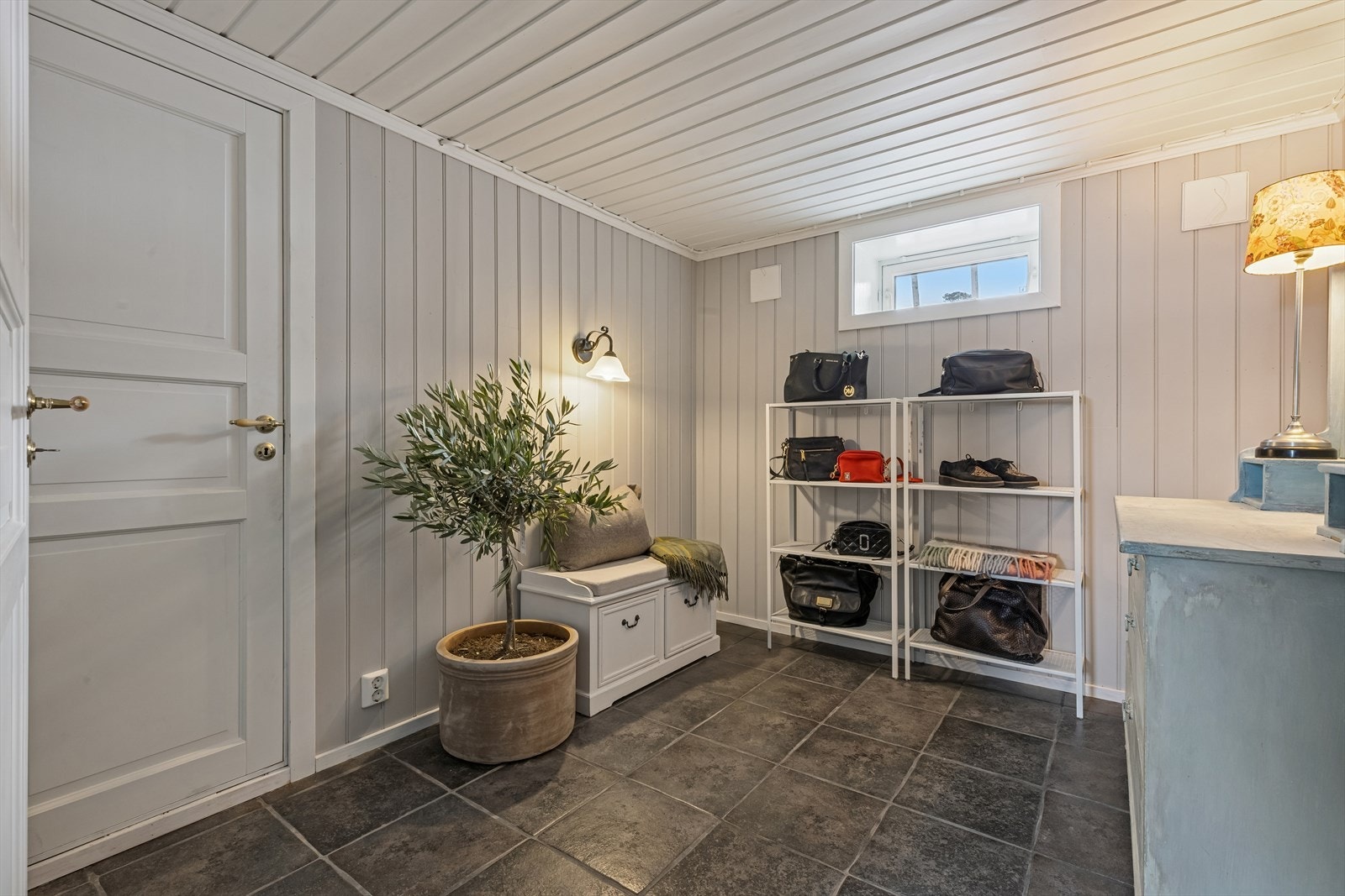 Gang i u.etg. Herfra er det direkte adkomst til garasjen. Galleribilde