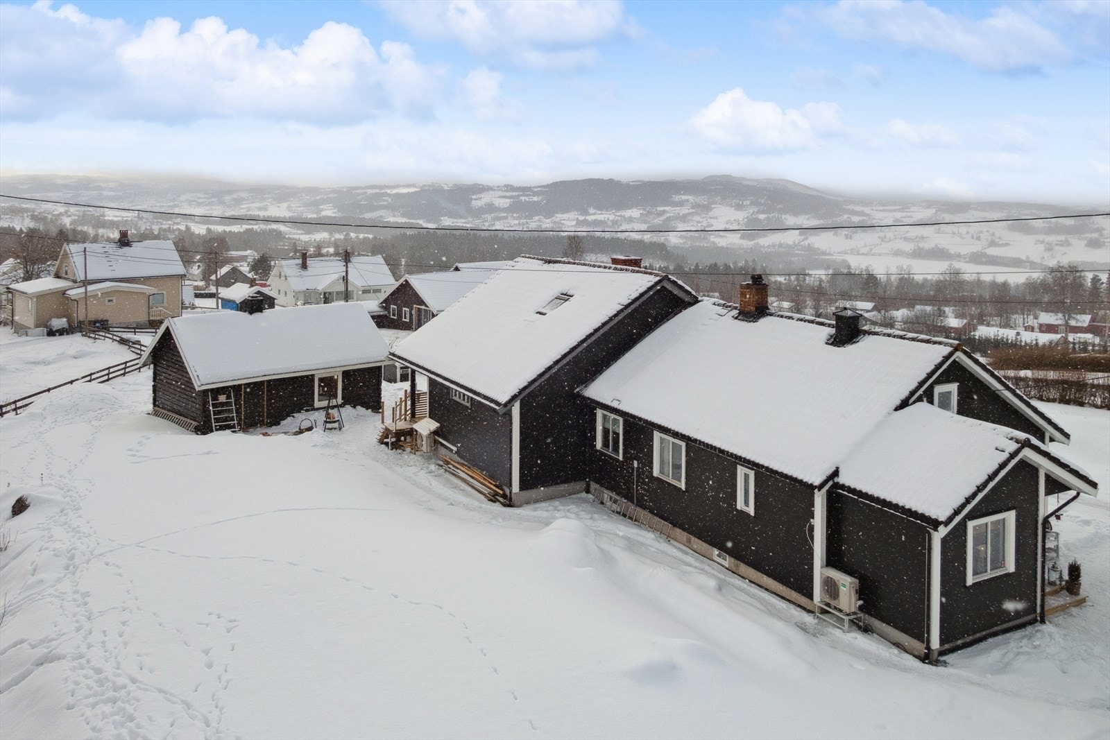 Velkommen til Orstadgutua 7. Her får du en flott familievennlig bolig over to plan + innredet kjeller. Galleribilde
