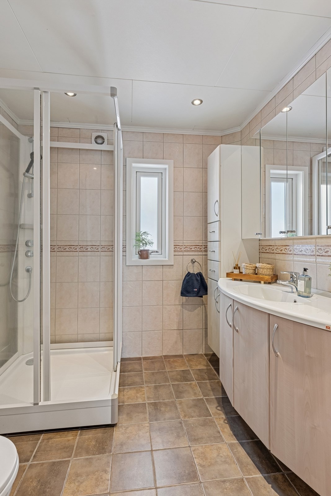 Flislagt bad i 1.etg, med dusjkabinett, godt med oppbevaringsplass, gulvvarme og toalett.
Eget vaskerom finner man i u.etg. Galleribilde