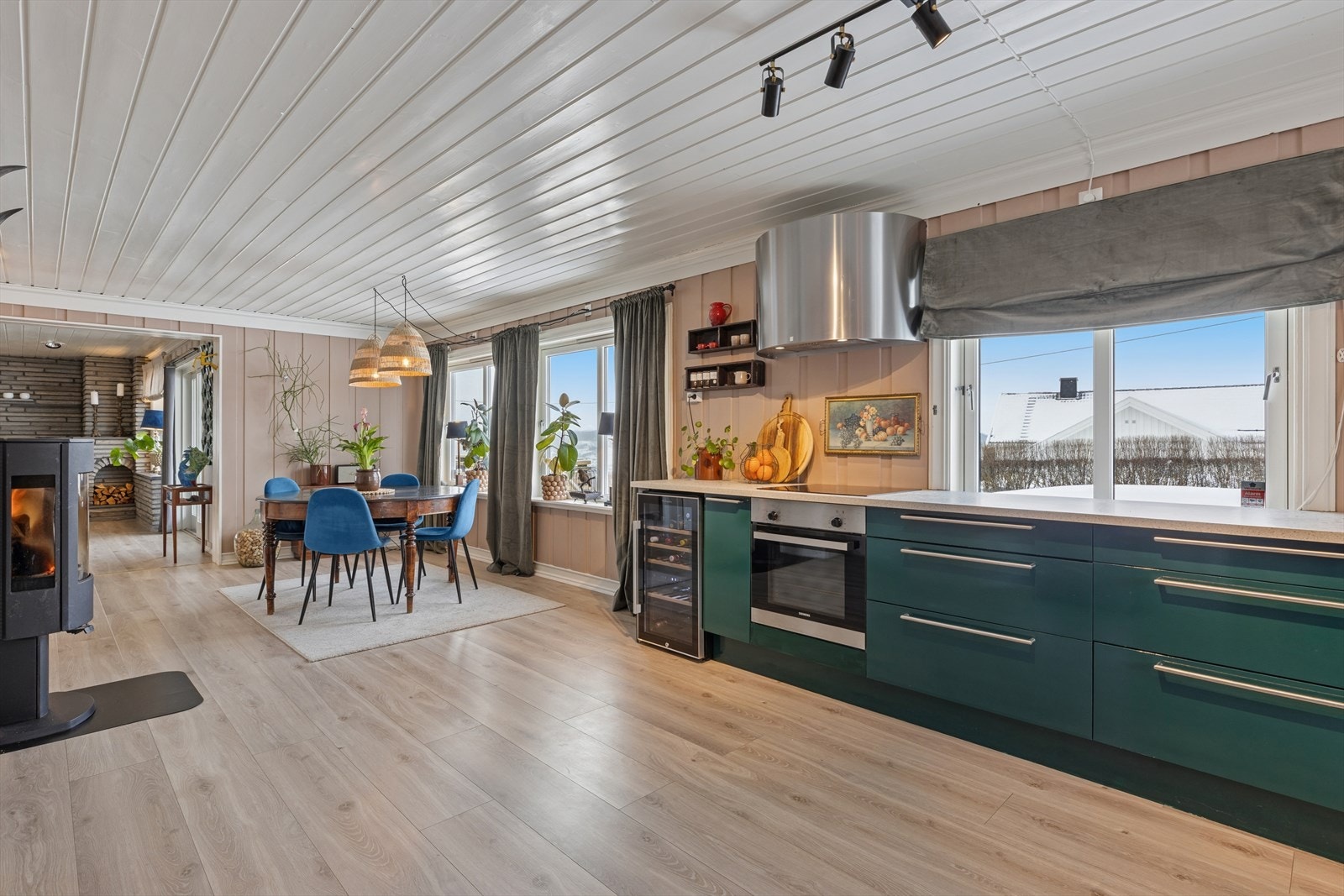 Praktisk åpen løsning mot spisestue. Galleribilde