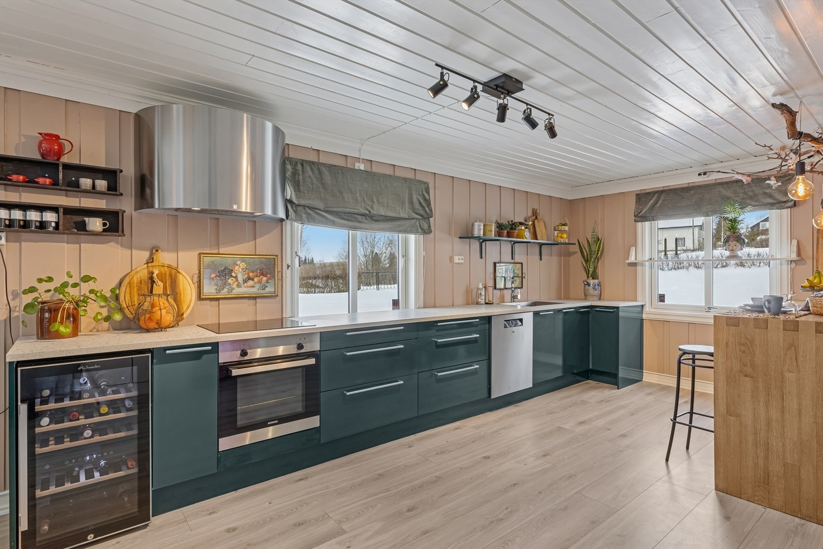 Flott nyere kjøkkeninnredning, som gjør det lille ekstra med sitt spreke fargevalg. Galleribilde