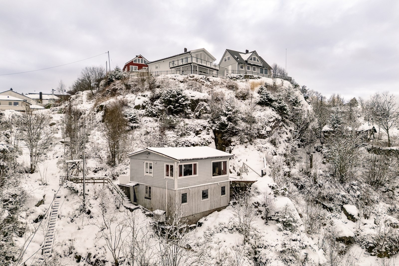 Det er gangsti fra hytten til vei der eiendommen har veirett til å parkere. Galleribilde
