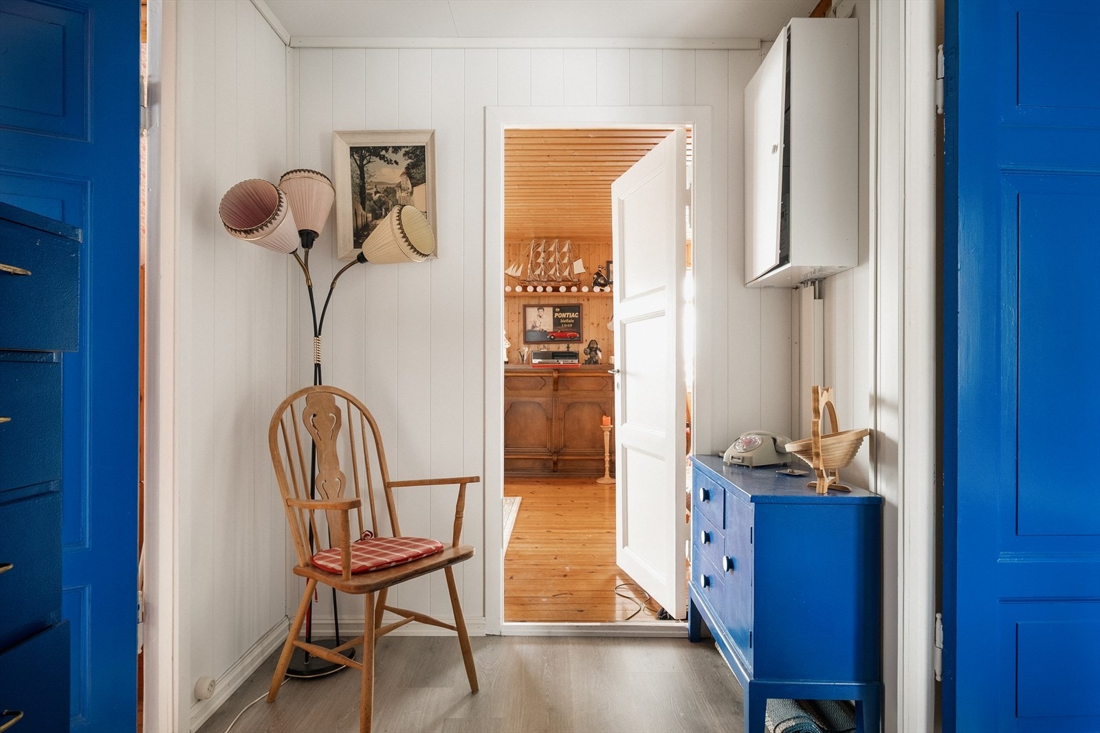 Romslig gang med tilkomst til alle rom. Galleribilde