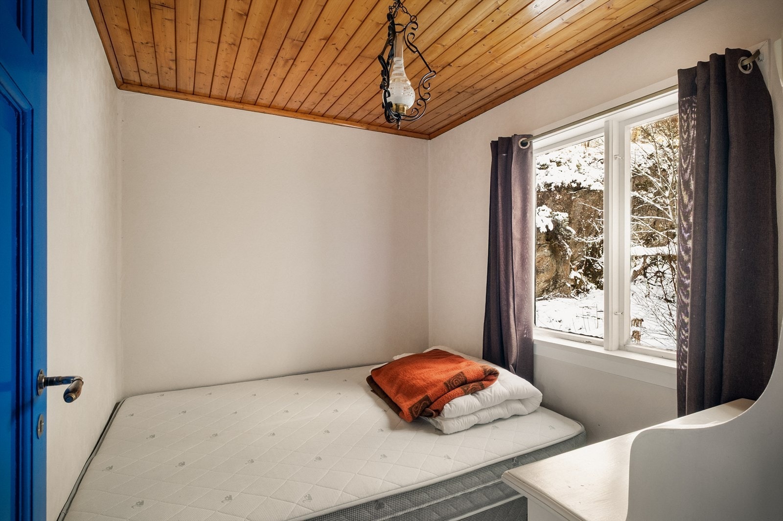 Hovedsoverommet er av god størrelse med plass til dobbeltseng og kommode. Galleribilde