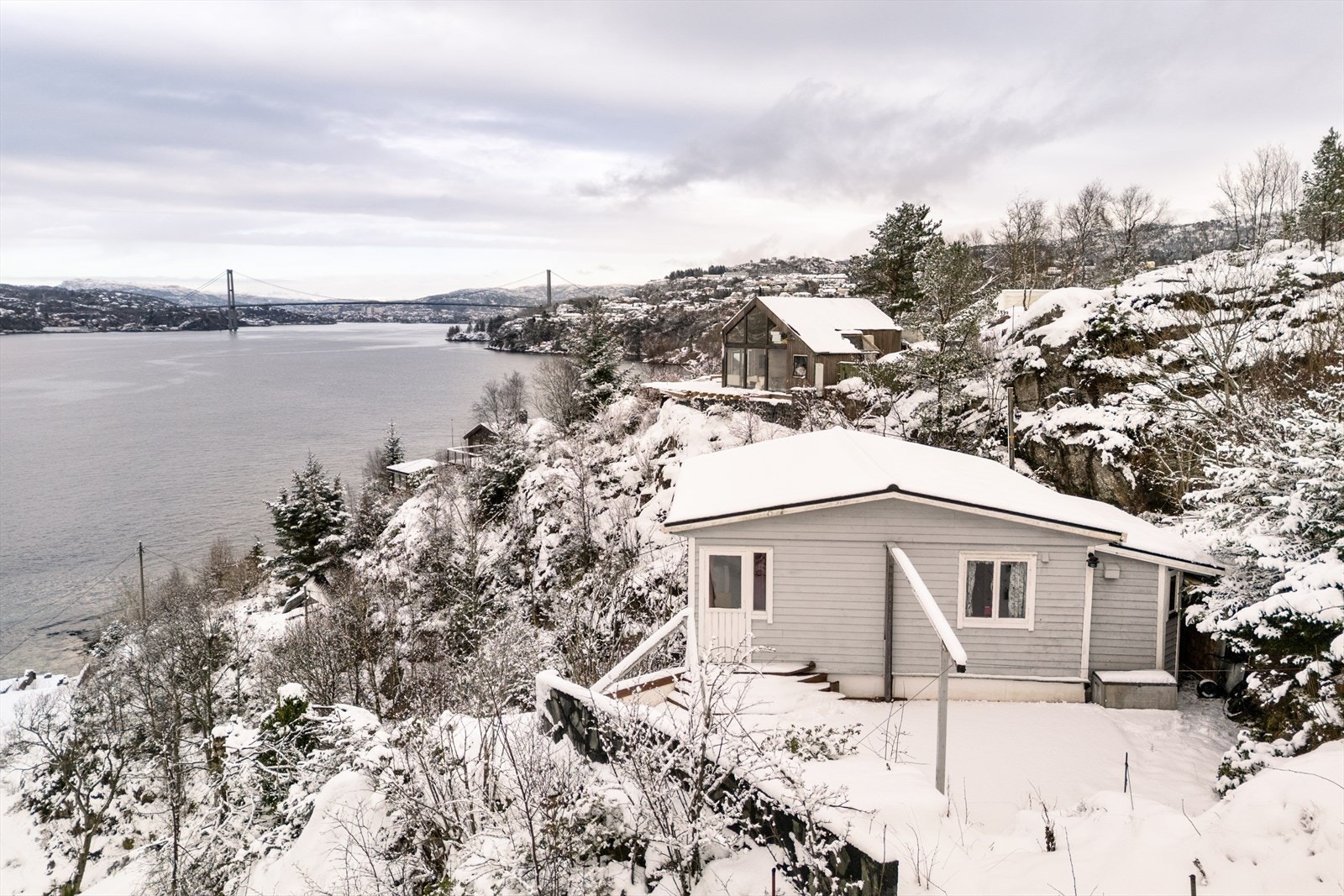 Hytta ligger i fine landlige omgivelser med kort vei til båthavner, dagligvarebutikker og bussholdeplass. Galleribilde