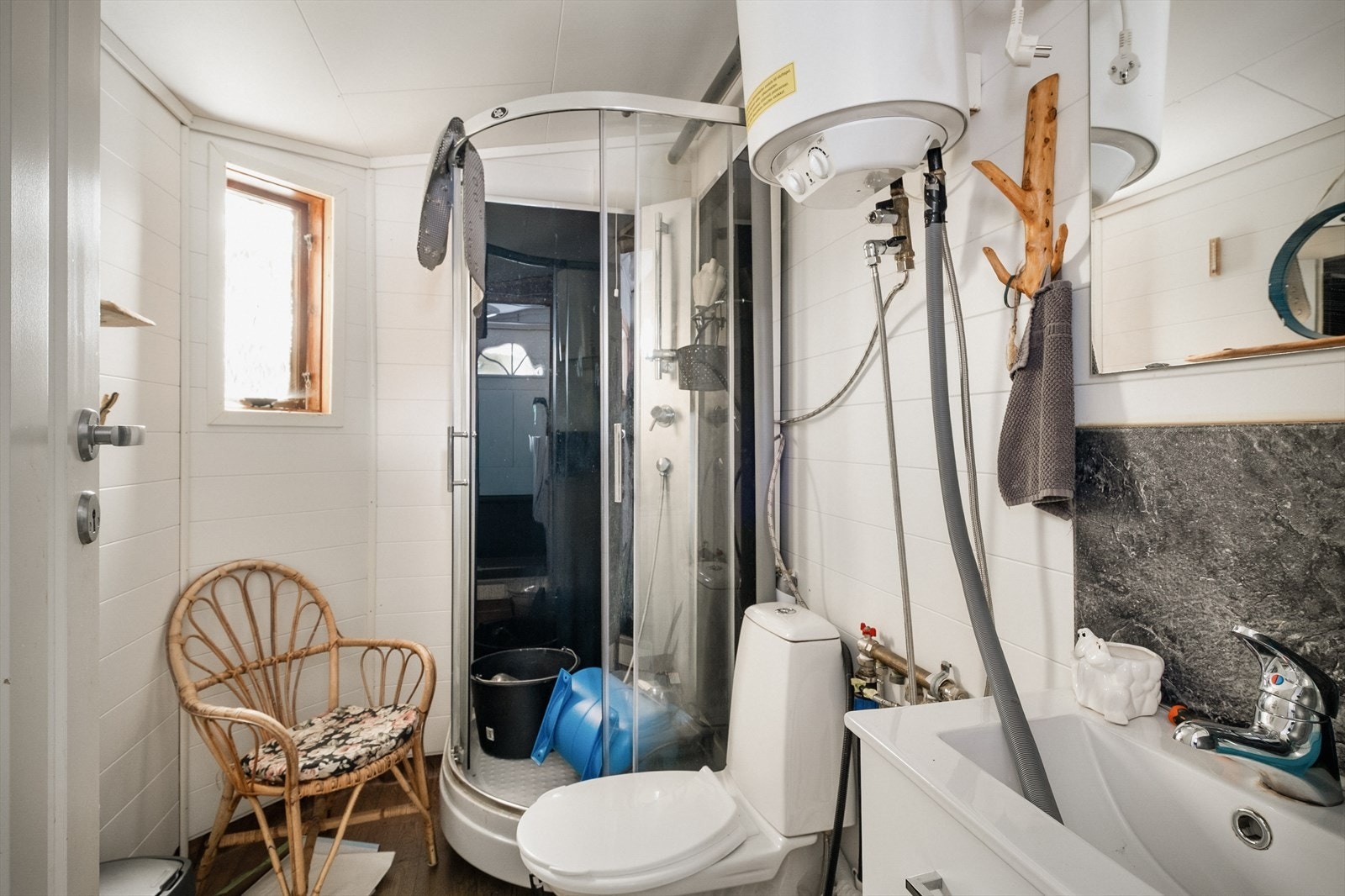Badet ble bygget av eier i 2015 og er innredet med dusjkabinett, servant, møbler, forbrenningstoalett og veggmontert varmtvannsbereder. Galleribilde