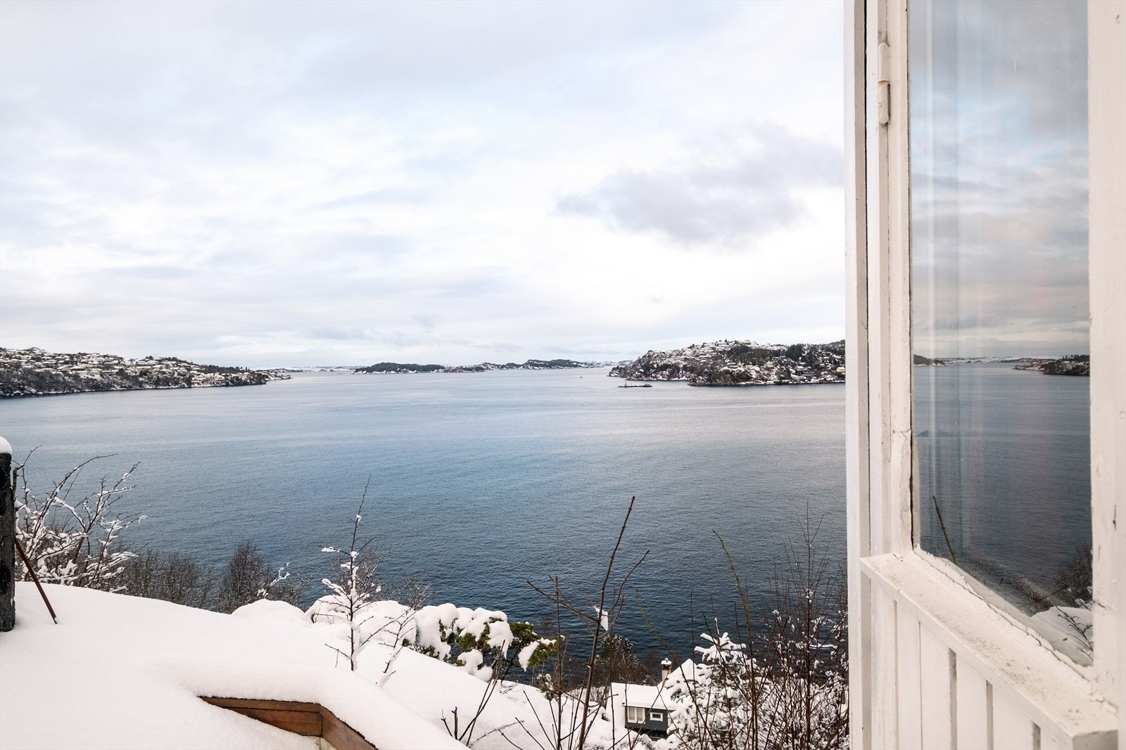 Her får du vidstrakt utsikt over innseilingen til Bergen, Sotra og Askøy Galleribilde