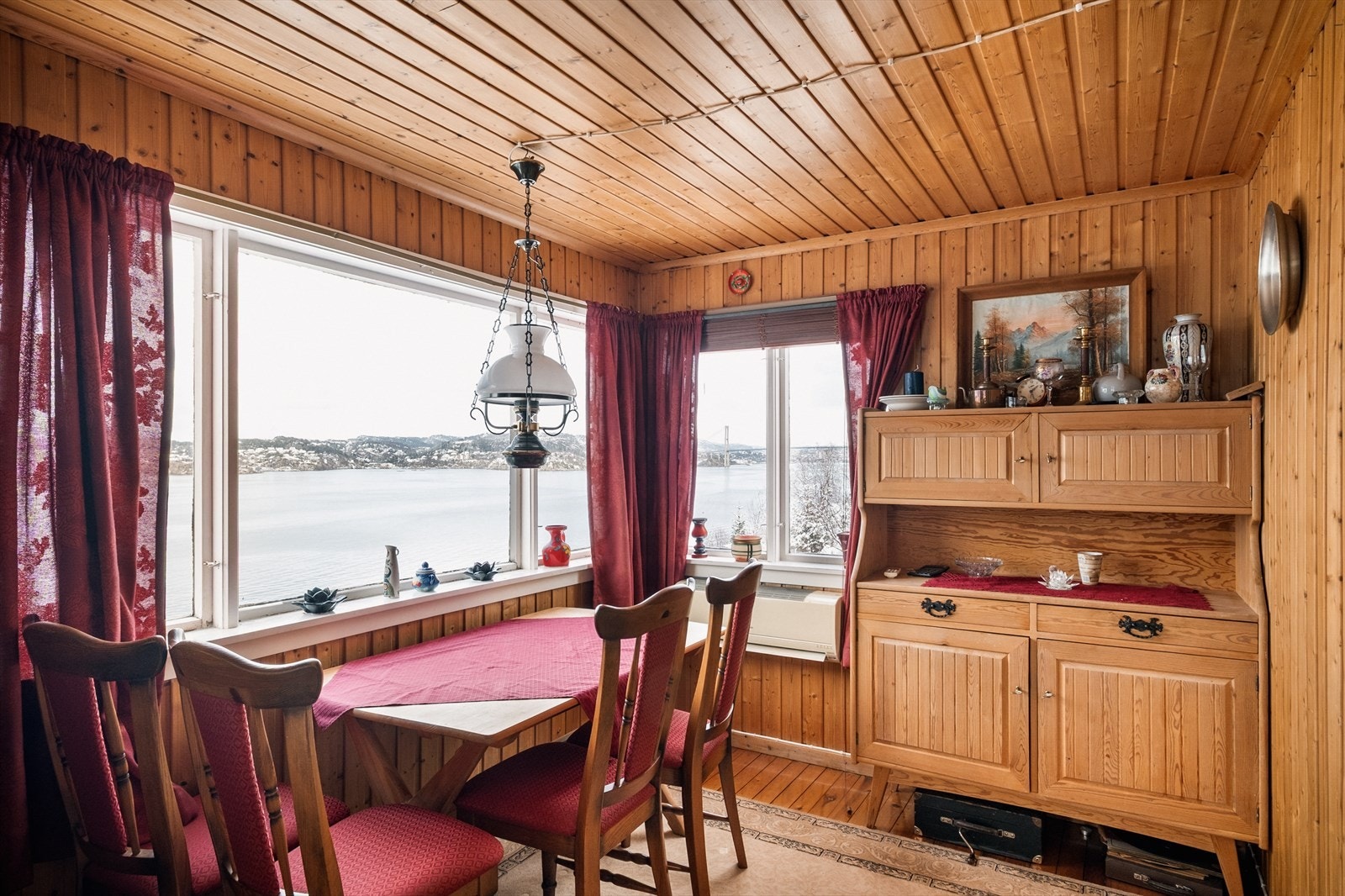 God plass til spisebord med fantastisk utsikt som bakteppe. Galleribilde