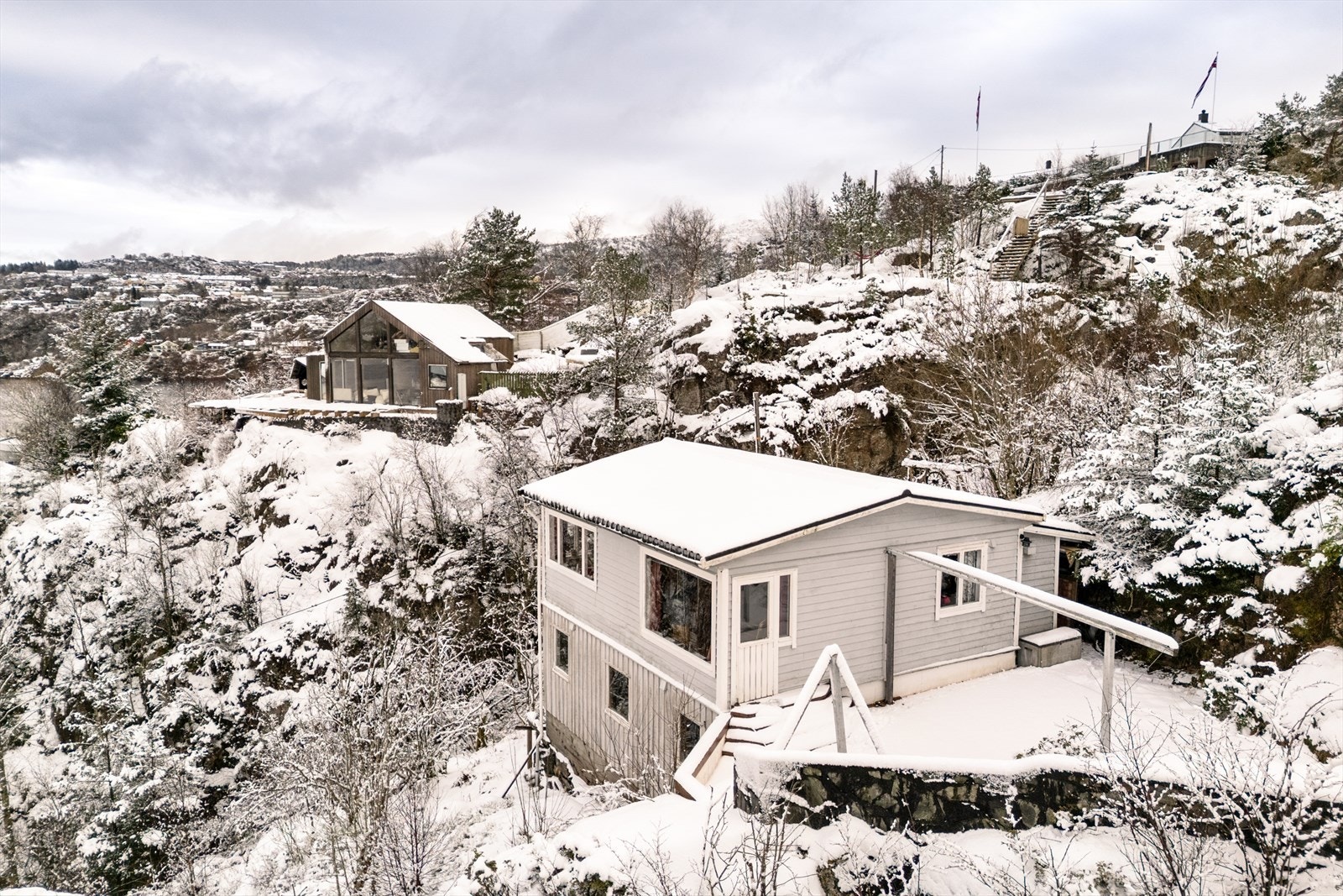 Hytta ligger i fine landlige omgivelser med kort vei til båthavner, dagligvarebutikker og bussholdeplass. Galleribilde
