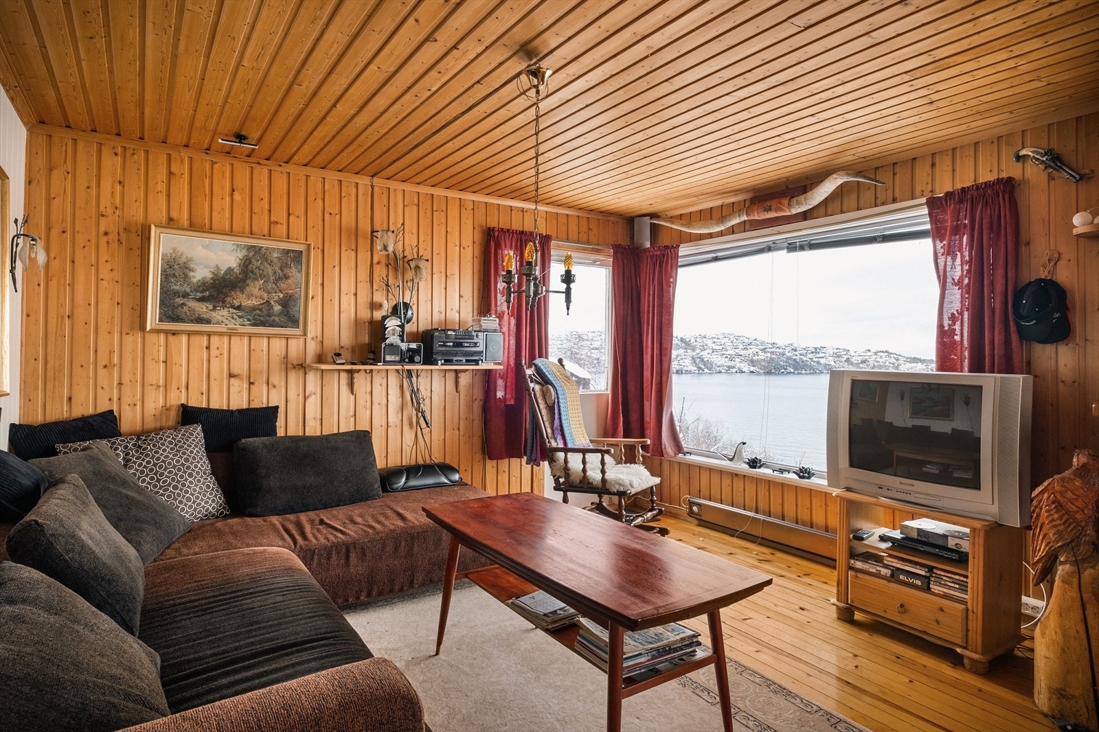 En koselig fritidsbolig med to etasjer - perfekt for deg som ønsker å forme hyttedrømmen etter egne ønsker og behov. Galleribilde