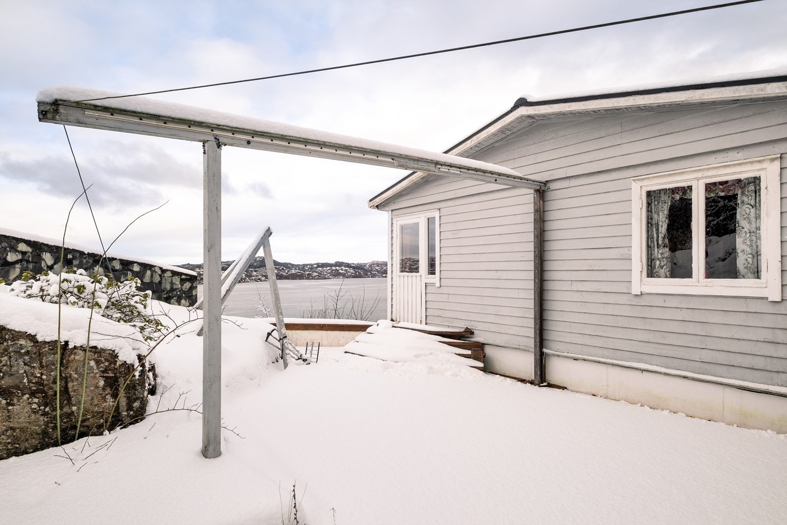 Fra stuen er det utgang til nord-vestvendt terrasse som måles til 18 m². Galleribilde