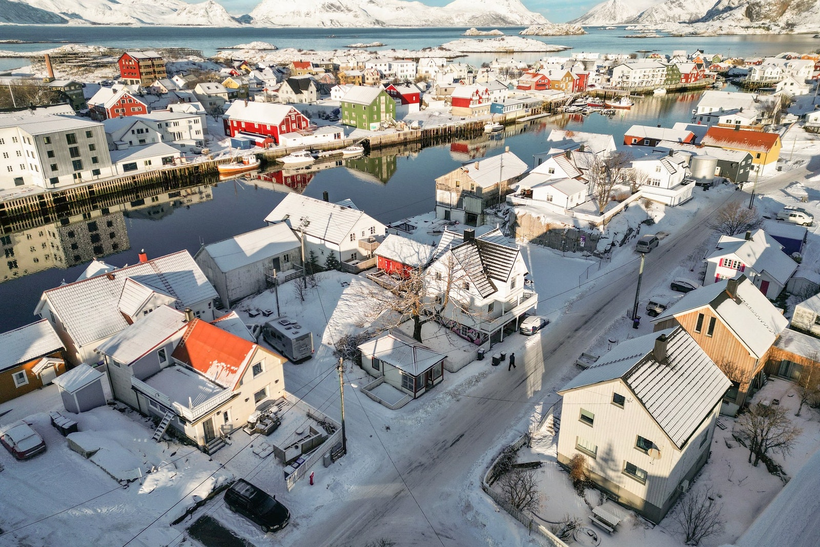 Henningsvær er et trivelig og kjent fiskevær med kreative innbyggere som arrangerer event og festivaler gjennom året. Galleribilde