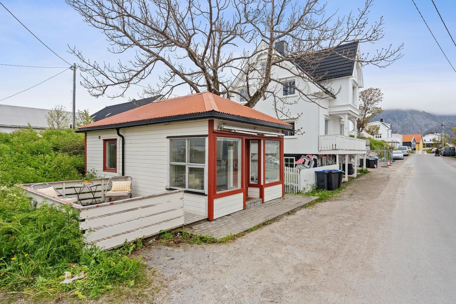 På utkikk etter en unik hytte i populære Henningsvær? Da kan denne være midt i blinken for deg! Galleribilde