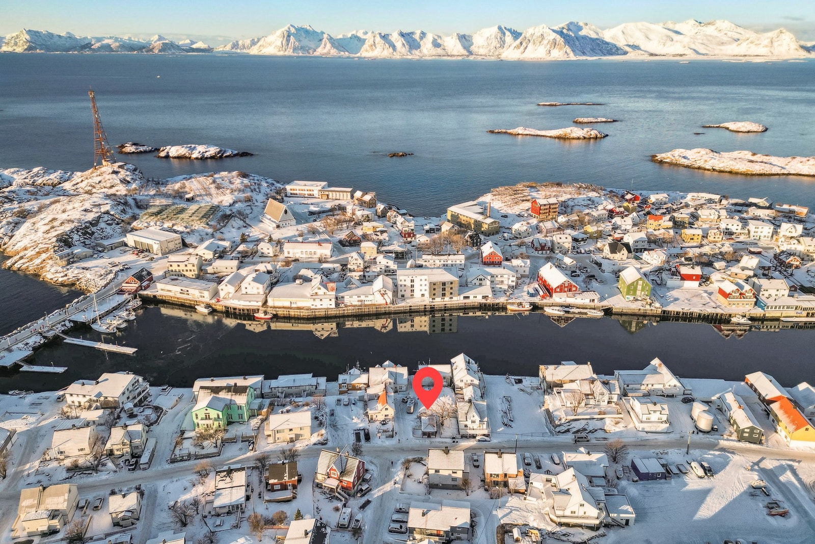 Velkommen til Hellandsgata 25 - Presentert av EiendomsMegler1 Svolvær. Foto: EFKT Galleribilde