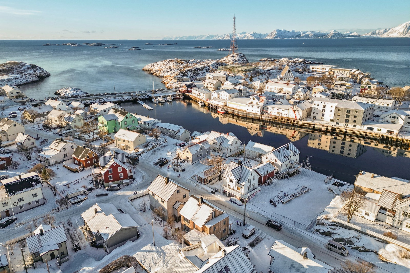 Lofoten byr også på en flott golfbane kalt "Lofoten Golf", hvor man kan spille golf så og si hele året. I Svolvær og Stamsund finner man alpinbakke som er til glede for både store og små. Galleribilde