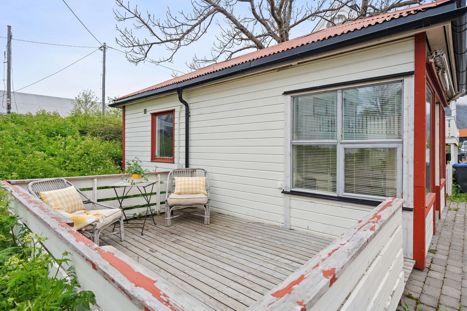 Trivelig terrasse hvor man kan nyter varme sommerdager ute. Galleribilde