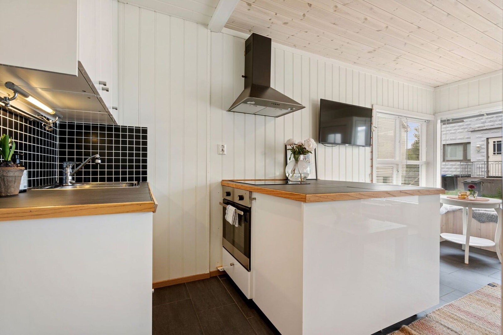 Av hvitevarer er det kjøleskap, stekeovn og platetopp. Galleribilde