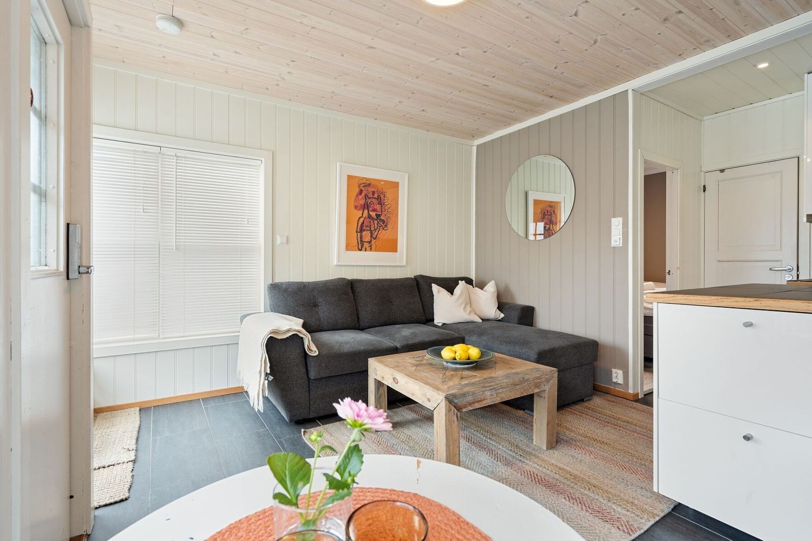 Store vinduer i front slipper inn rikelig med dagslys. Galleribilde