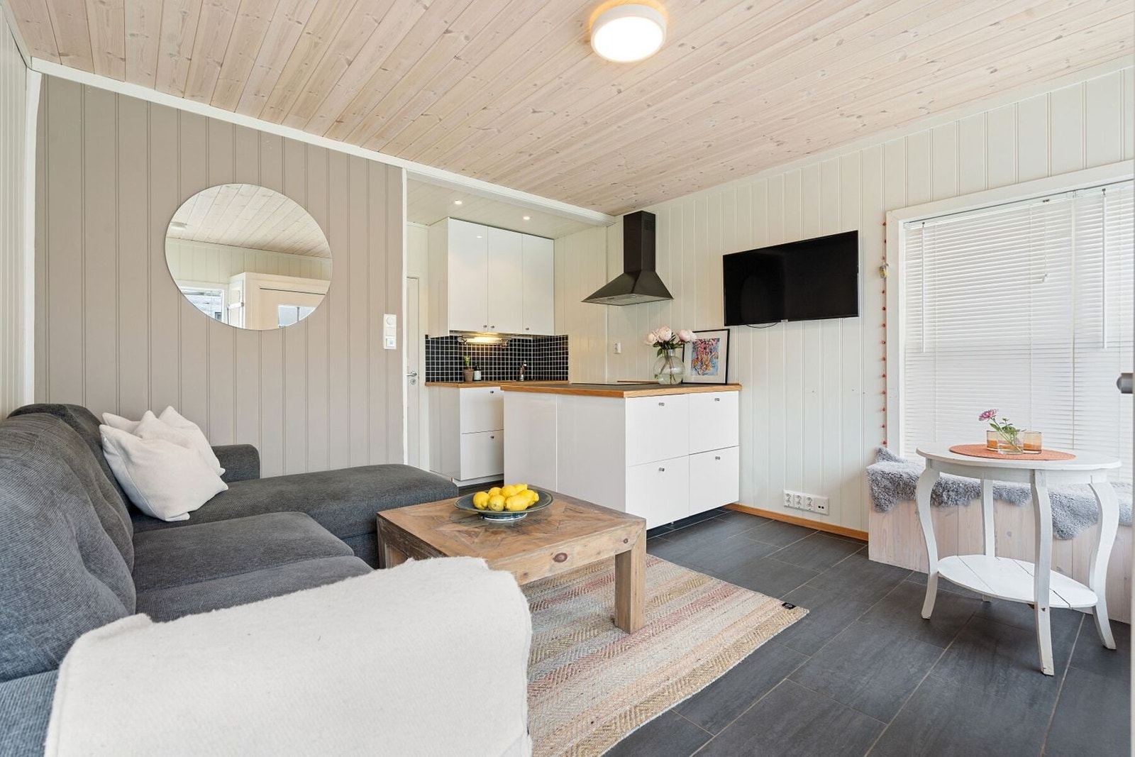 Hytta er oppført i 1991 med en kompakt og praktisk planløsning på en flate. Galleribilde