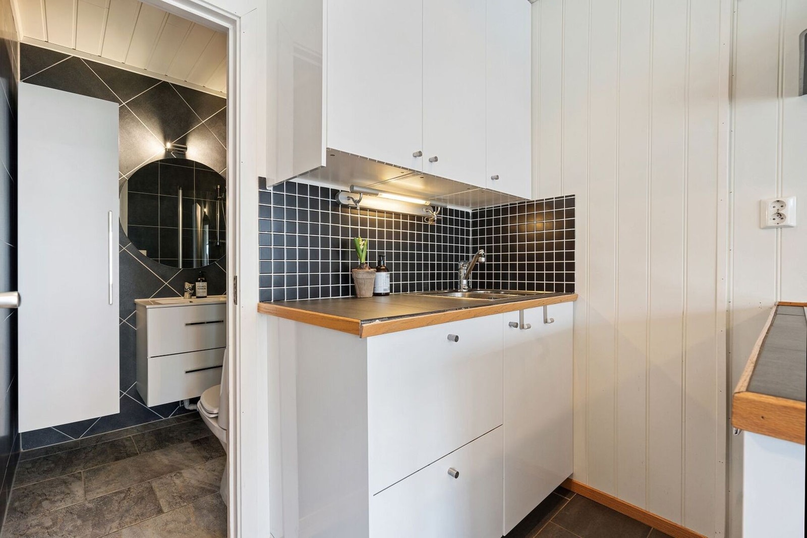 Like bak kjøkkenet finner man badet. Galleribilde