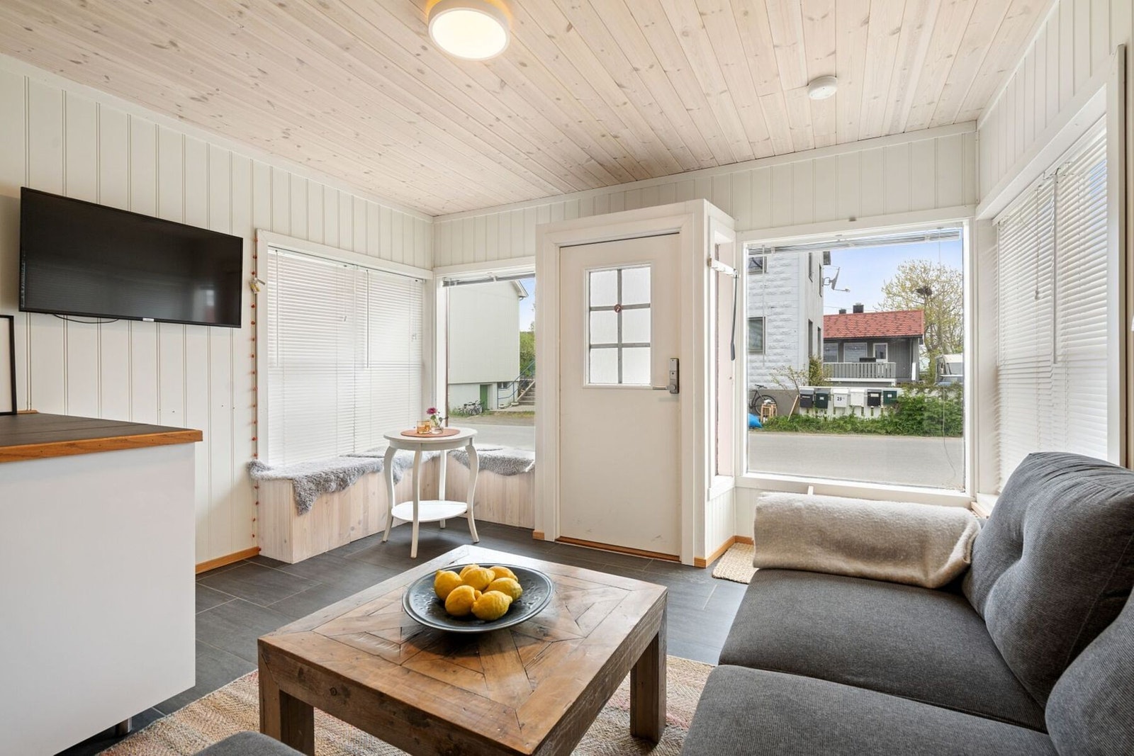 Hytta fremstår jevnlig vedlikeholdt og har en åpen stue- og kjøkken løsning. I hjørnet er det plassbygd sittebenk for mer utnyttelse av rommet. Galleribilde