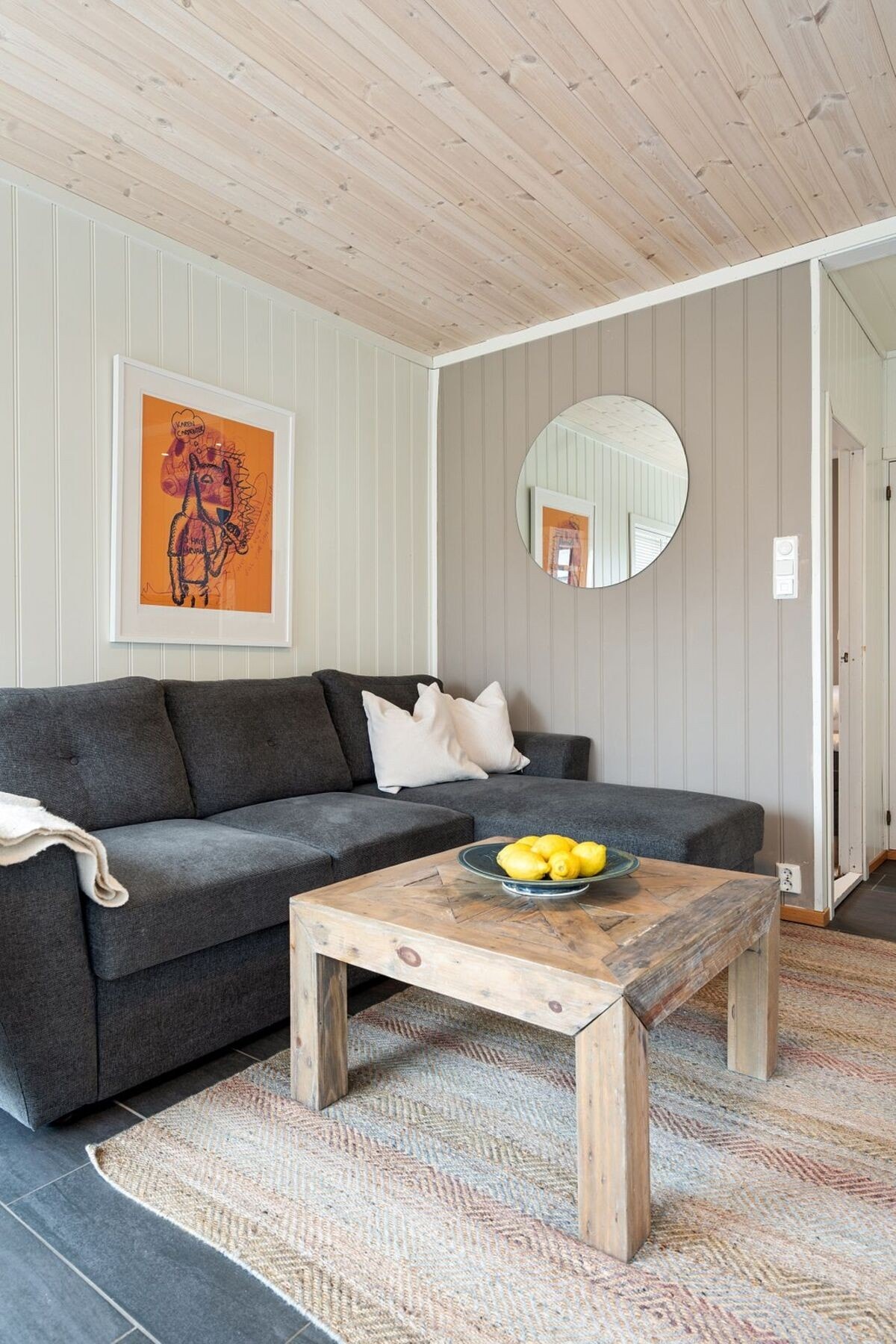 Fliser på gulvet og vegger malt i nøytrale og tidsriktige farger. Galleribilde