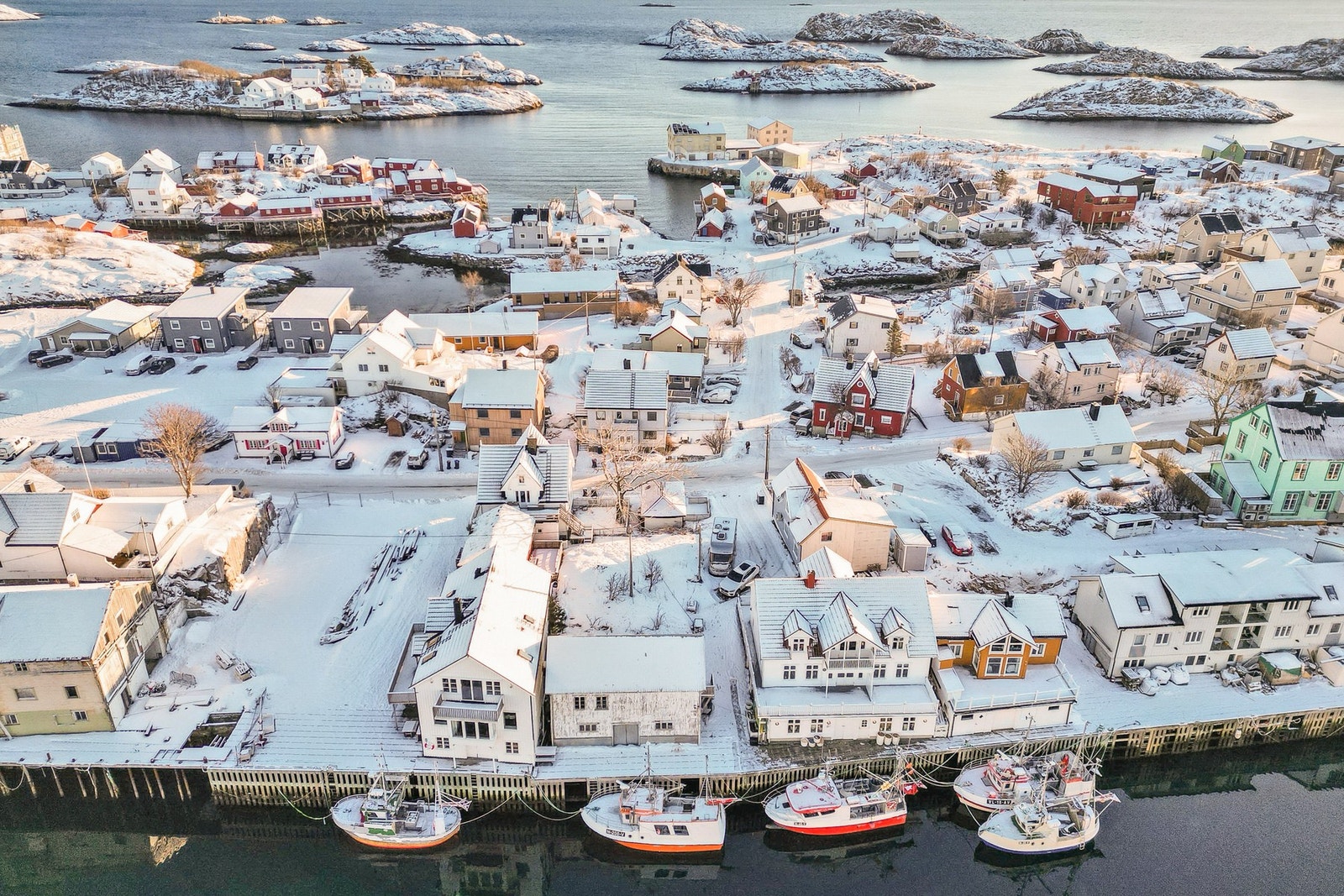 Det er ca. 25 km fra Henningsvær inn til Svolvær som er Vågan sitt kommunesenter og et viktig knutepunkt i Lofoten. I Svolvær finner man flere kjøpesenter og kjedebutikker. Samt flyplass. Galleribilde