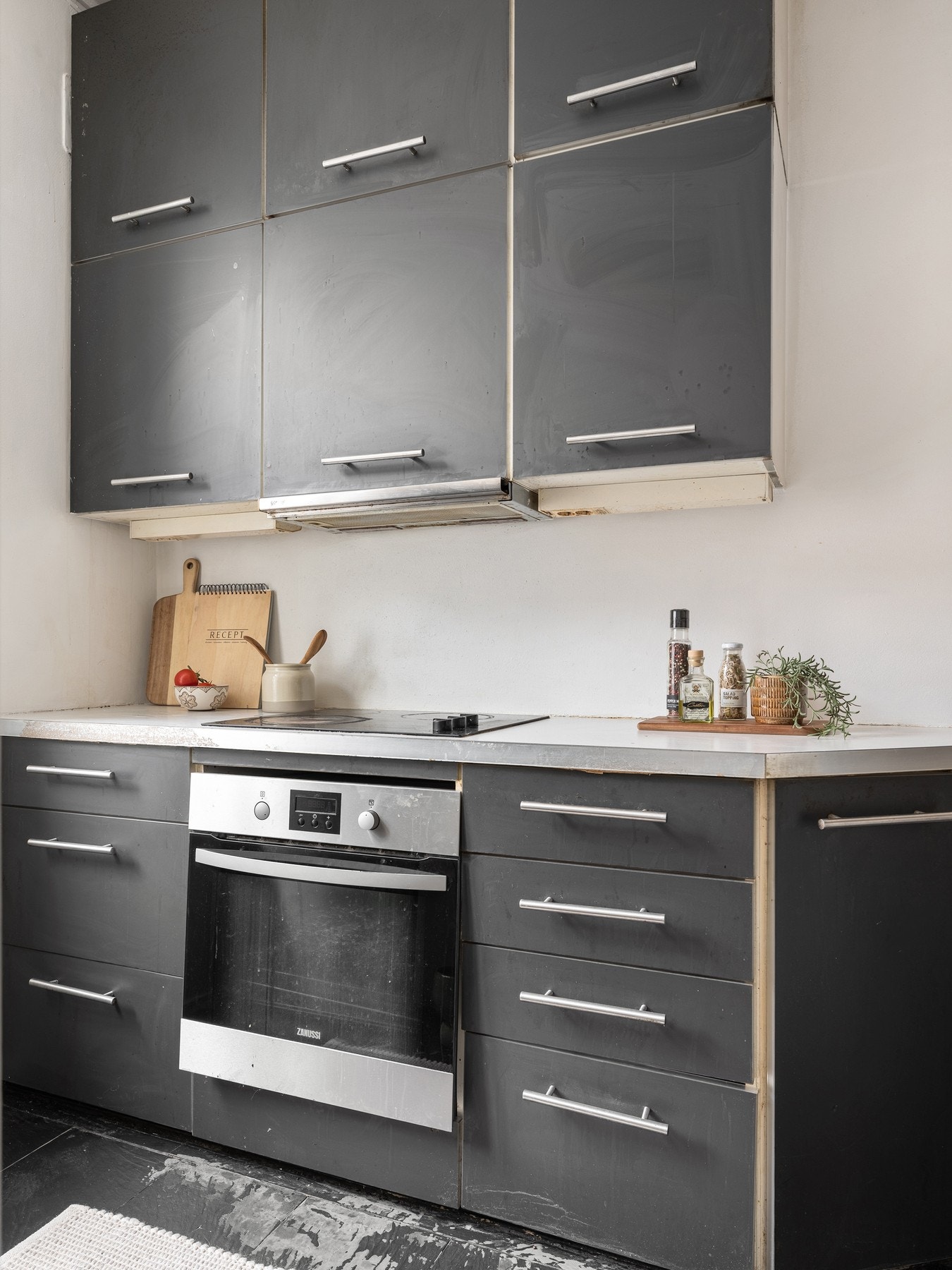 Kjøkkenet holder en eldre standard sammenlignet med dagens moderne løsninger og krav, og gir derfor gode muligheter til å skape et nytt og personlig drømmekjøkken. Galleribilde