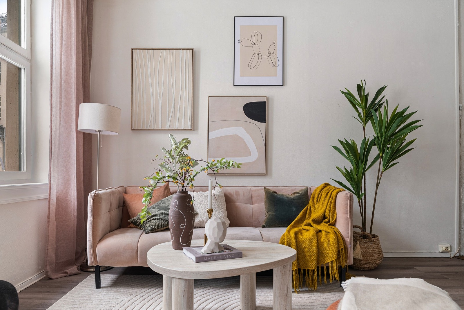 Den generøse takhøyden på 2,78 meter skaper en luftig og åpen romfølelse. Galleribilde