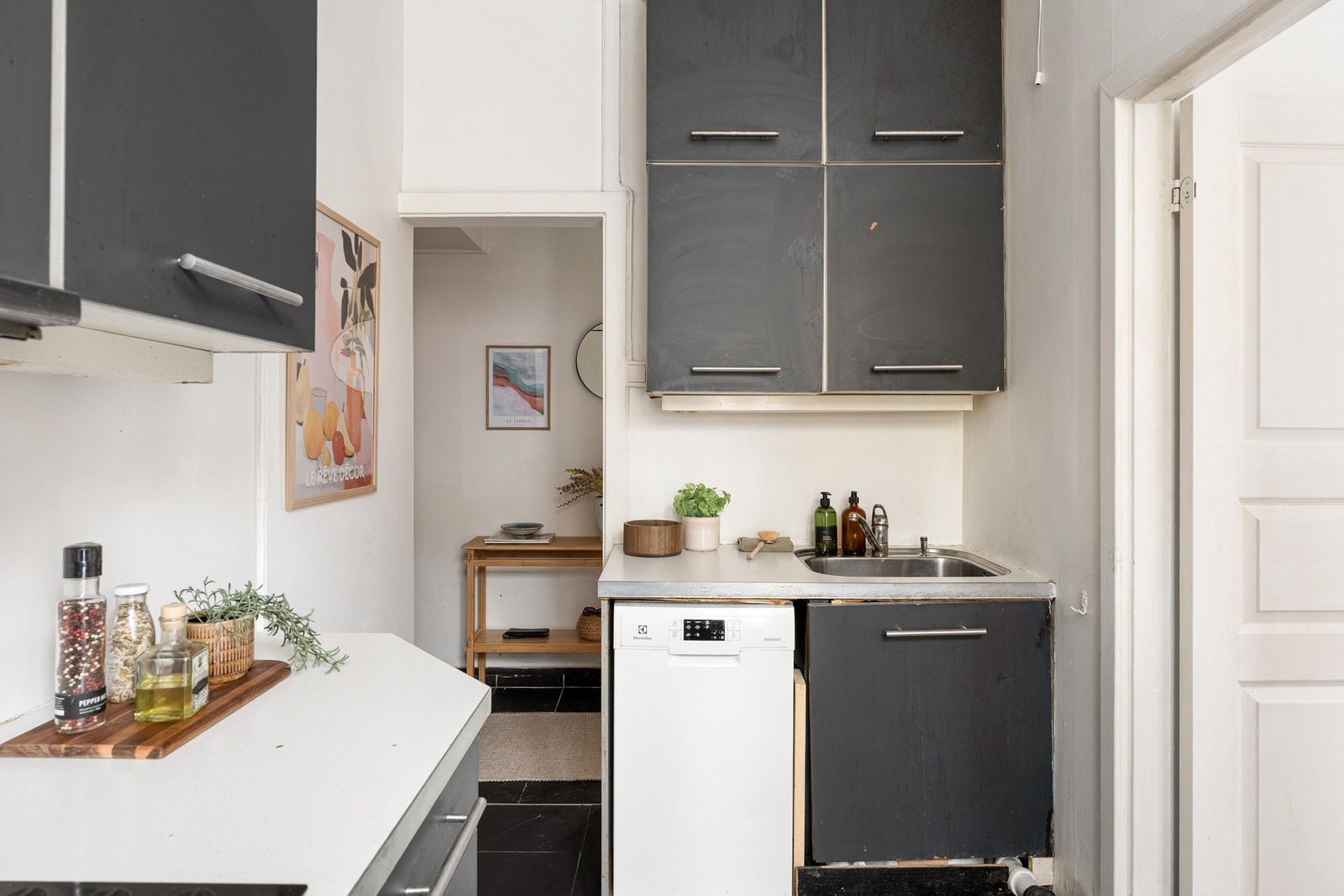 Med et separat kjøkken kan matlagingen foregå uforstyrret, mens stuen forblir et rolig sted å slappe av. Galleribilde