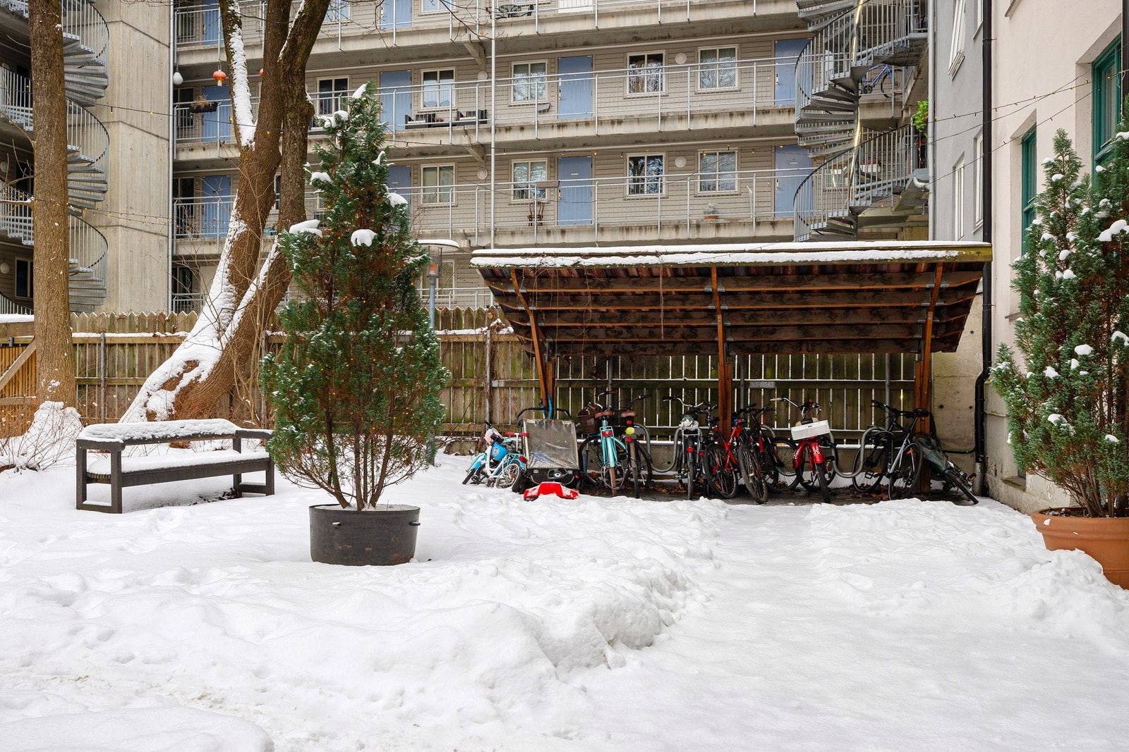 Det er sykkelskur i bakgården. Galleribilde