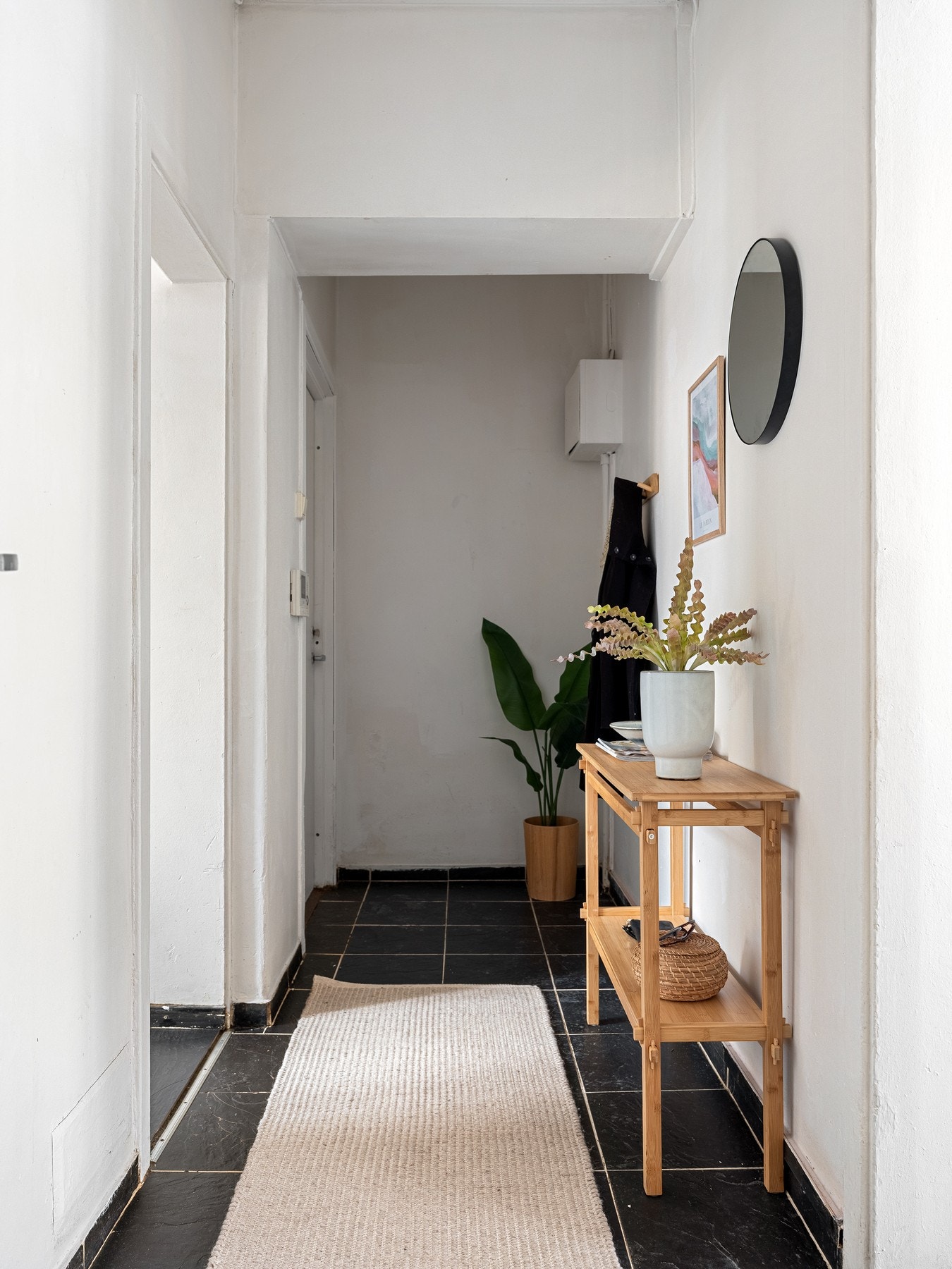 Romslig entré med plass for å henge fra seg yttertøy. Galleribilde