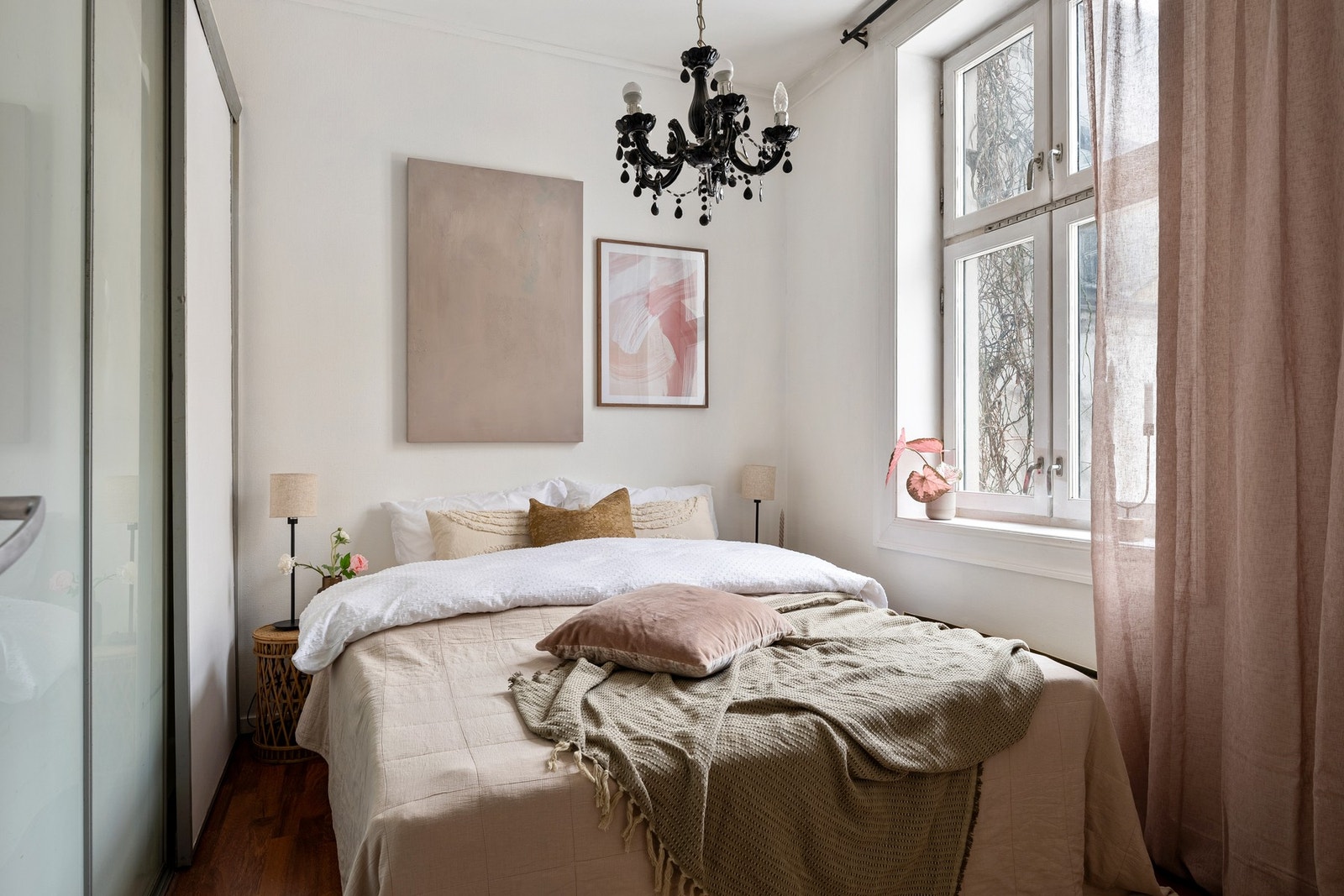 Lunt og behagelig soverom med plass til seng og garderobeløsning. Galleribilde