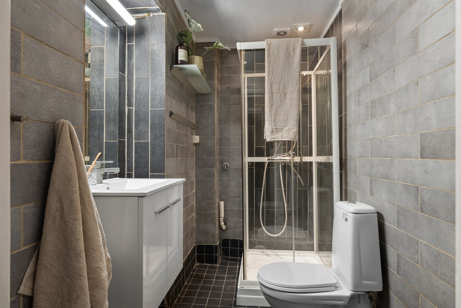 Romslig, flislagt bad med varmekabler i gulv. Galleribilde