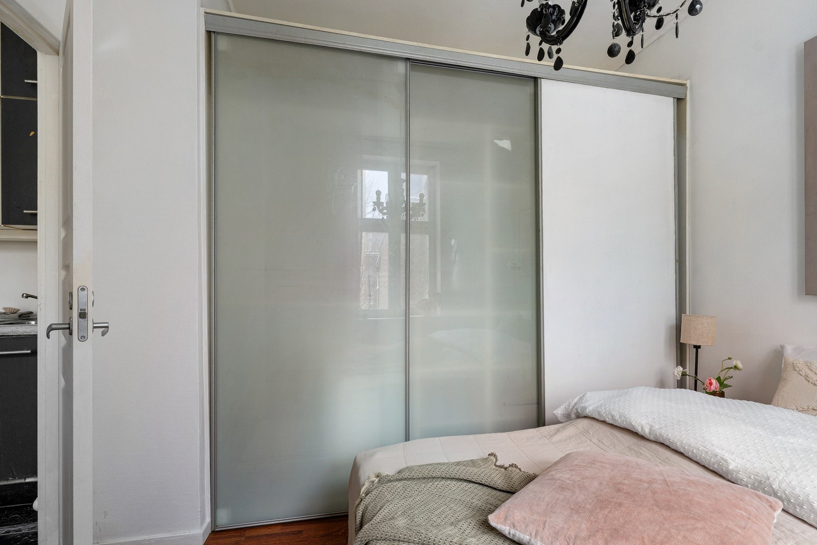 Massevis av oppbevaringsplass i skyvedørsgarderobe. Galleribilde