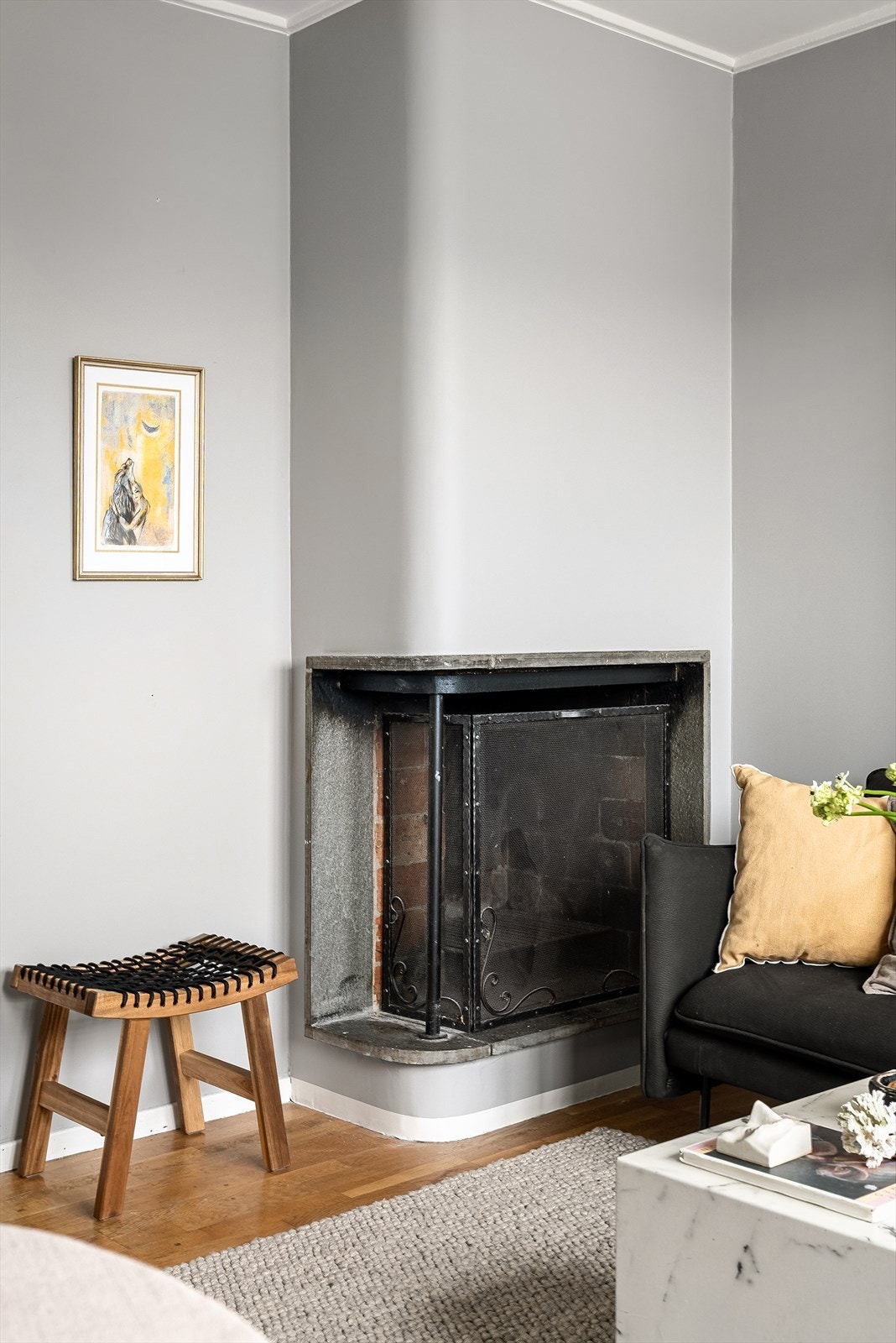 I stuen er det etablert en peis som gir en lun og koselig atmosfære i rommet. Det gjøres oppmerksom på at det er uvisst om peisen fungerer tilfredsstillende, det oppfordres på generell basis at sakkyndig kontrollerer peis og pipeløp før bruk. Galleribilde