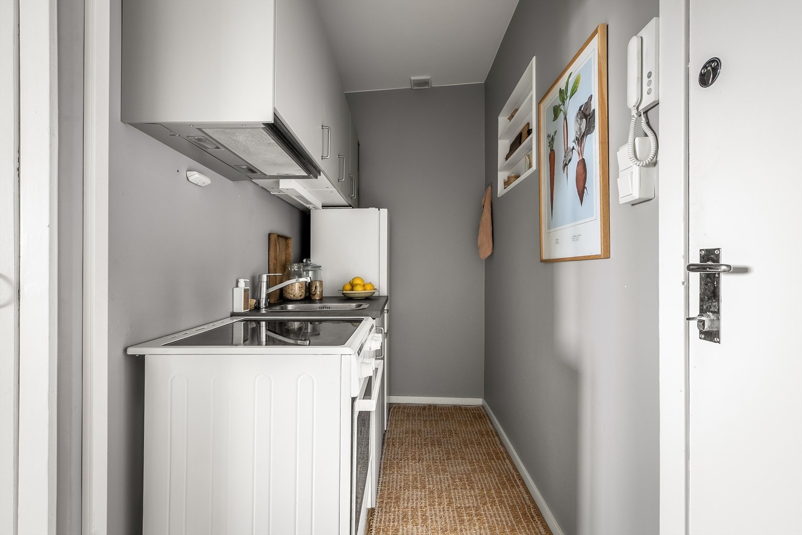 Kjøkkenet er utstyrt med komfyr, smal oppvaskmaskin og kjøl/frys. Det er montert waterguard og komfyrvakt på kjøkkenet. Galleribilde